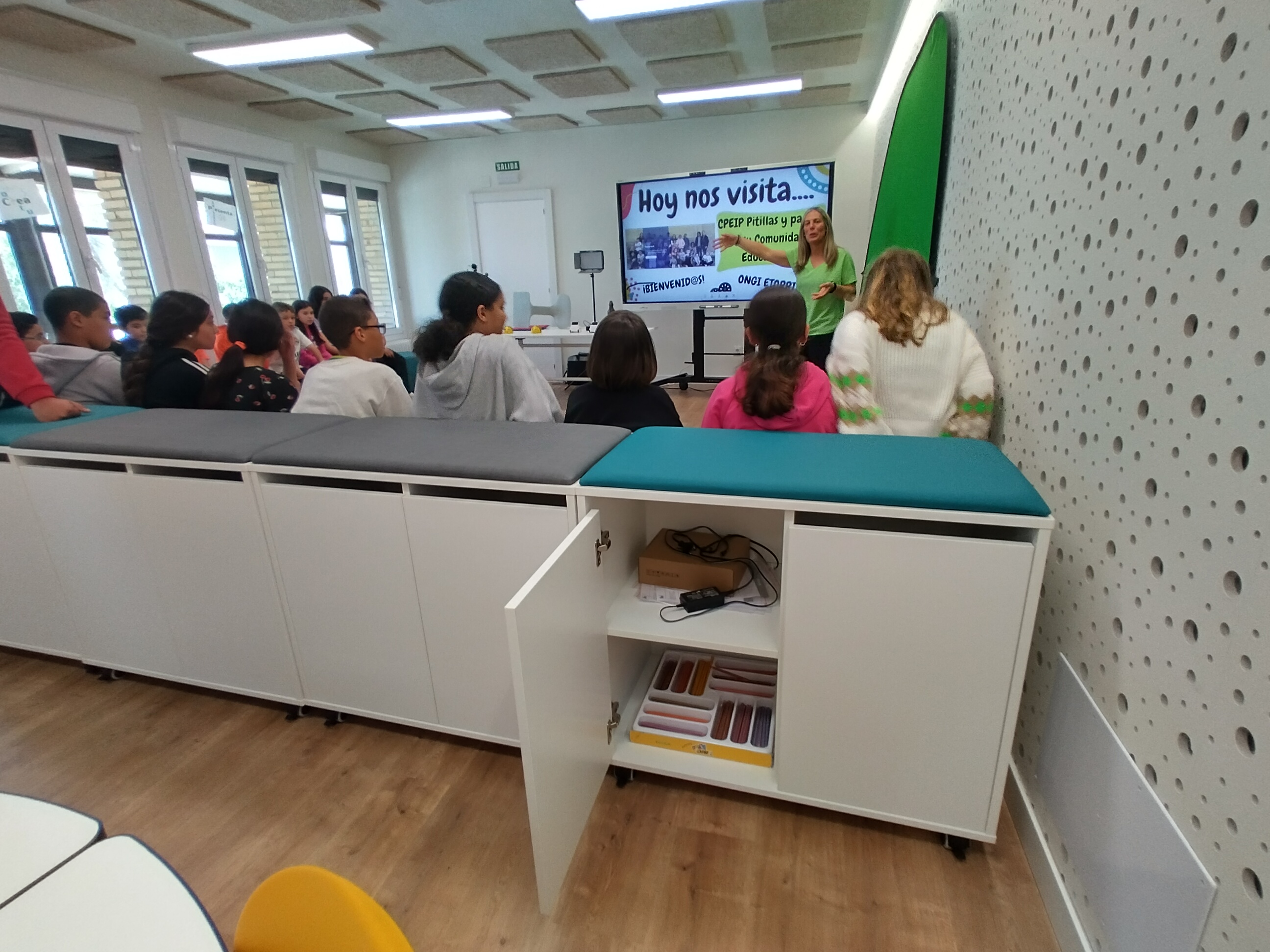 Visitamos la escuela rural de Santacar para conocer cómo es un aula Ikasnova.