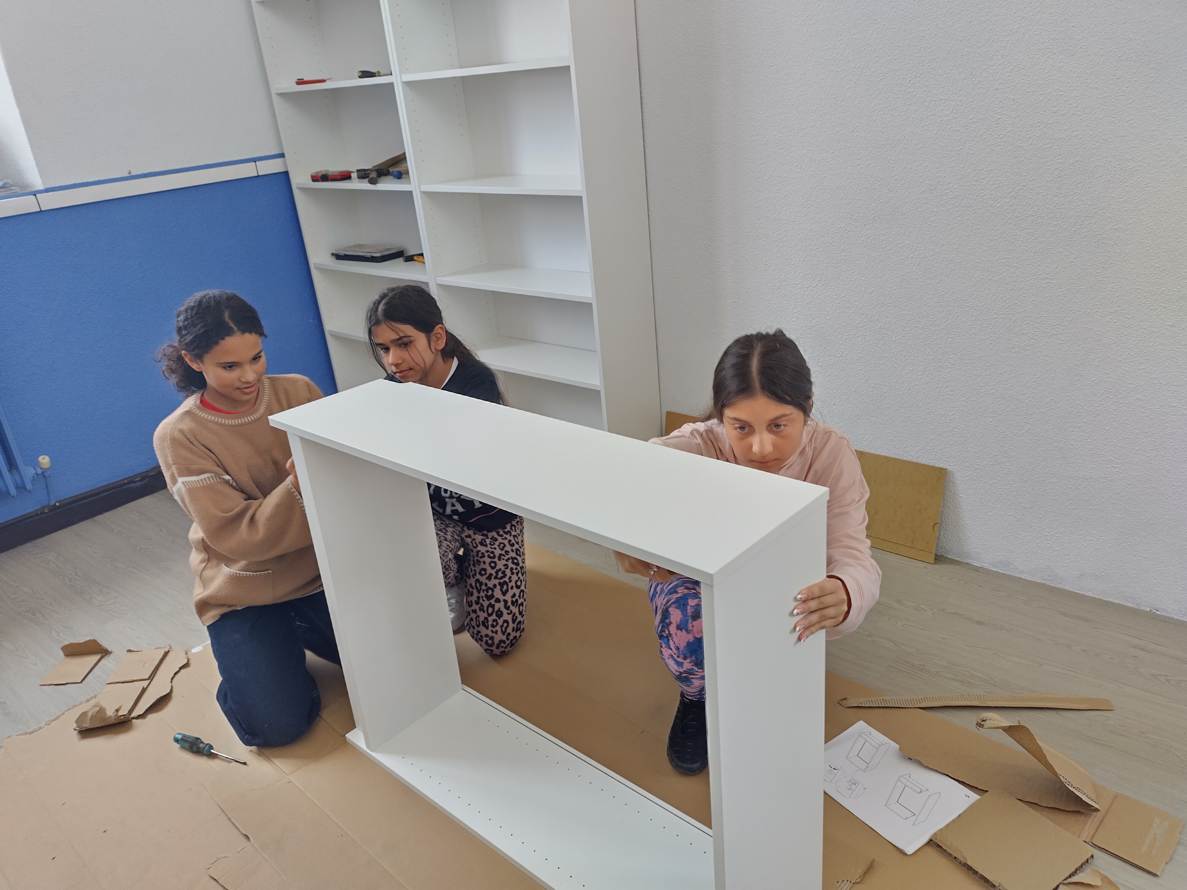 Comenzamos a montar las estanterías de nuestra biblioteca.