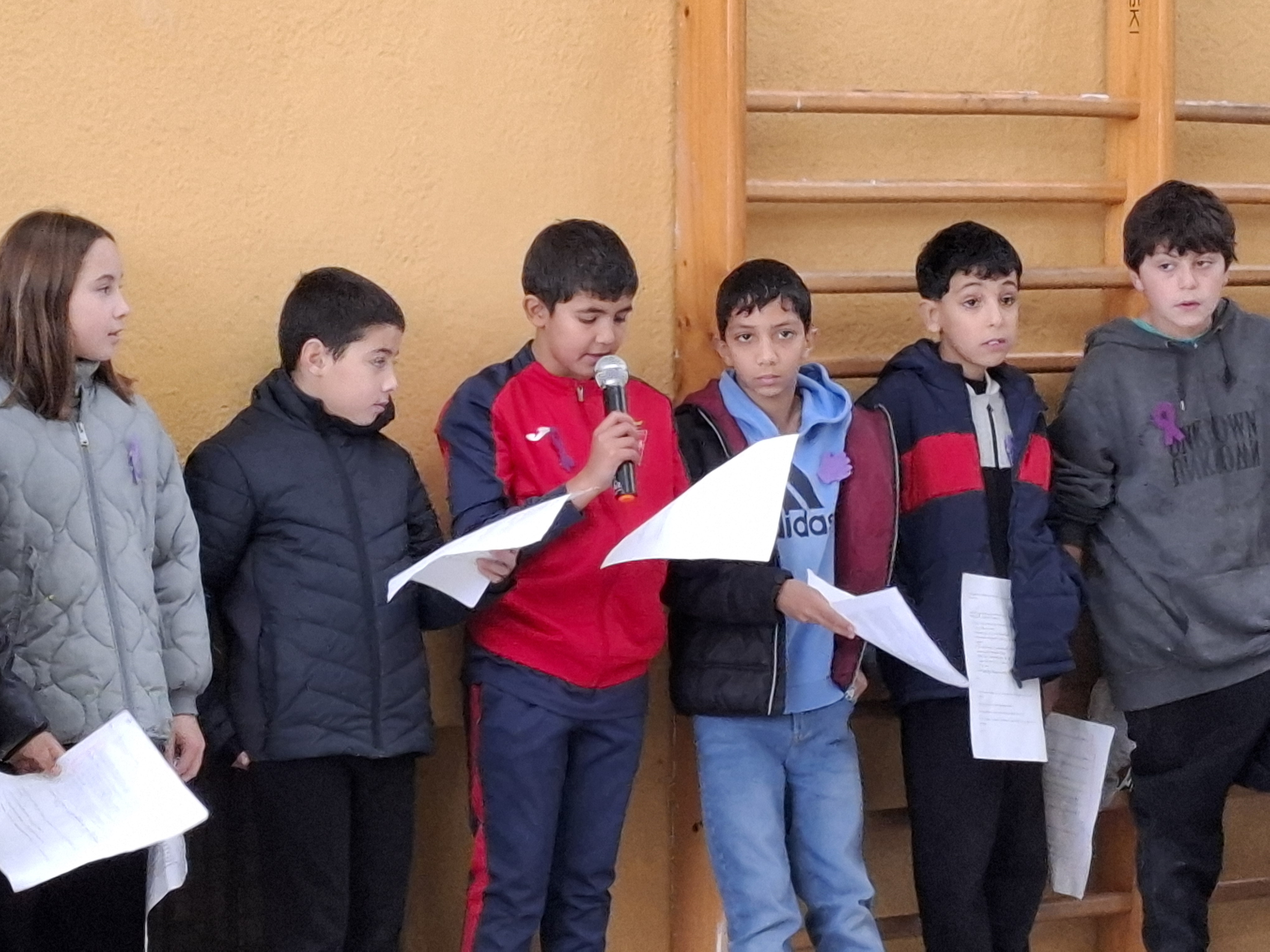 Los alumnos y alumnas de 5º y 6º coordinan el acto del 25 de Noviembre.